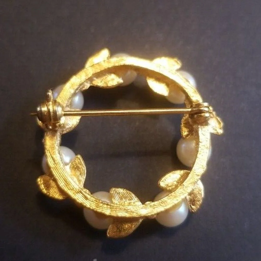 Vintage Faux Pearl Wreath Brooch Pin Gold Tone Leaves , 7 Pearls With Gift Box